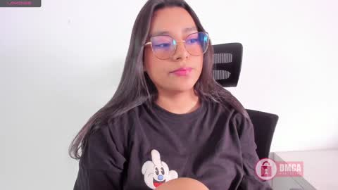 Snapshot of mypretty_isabella chatting on 01-28-25, 03:04 Bella online show from 01-28-25, 03:04