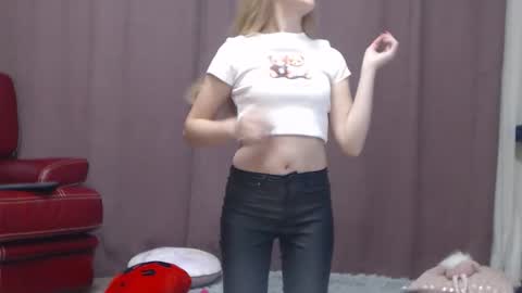 Snapshot of mysterygirl2023 chatting on 10-29-25, 05:04 Mystery Girl online show from 10-29-25, 05:04