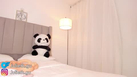 Snapshot of mystic_julieth chatting on 02-22-26, 04:35 Julieth online show from 02-22-26, 04:35