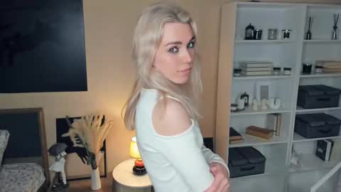 Snapshot of myviolet_rush chatting on 09-23-25, 08:01 Olivia or just olive online show from 09-23-25, 08:01