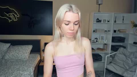 Snapshot of myviolet_rush chatting on 09-24-25, 07:28 Olivia or just olive online show from 09-24-25, 07:28