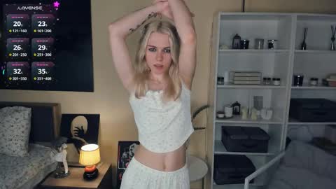 Snapshot of myviolet_rush chatting on 10-09-25, 07:23 Olivia or just olive online show from 10-09-25, 07:23