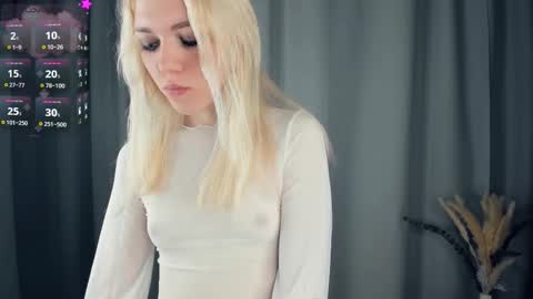 Snapshot of myviolet_rush chatting on 10-17-25, 07:38 Olivia or just olive online show from 10-17-25, 07:38