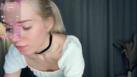 Snapshot of myviolet_rush chatting on 11-22-25, 07:24 Olivia or just olive online show from 11-22-25, 07:24