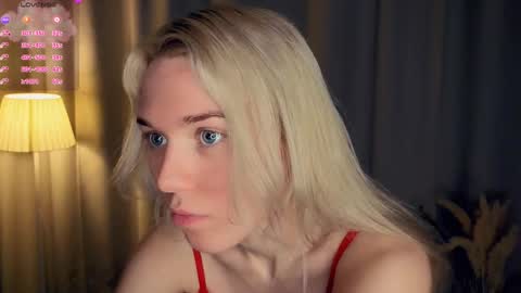 Snapshot of myviolet_rush chatting on 11-27-25, 07:16 Olivia or just olive online show from 11-27-25, 07:16