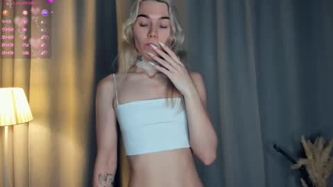 Snapshot of myviolet_rush chatting on 11-30-25, 07:07 Olivia or just olive online show from 11-30-25, 07:07