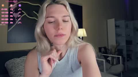 Snapshot of myviolet_rush chatting on 12-13-25, 07:53 Olivia or just olive online show from 12-13-25, 07:53