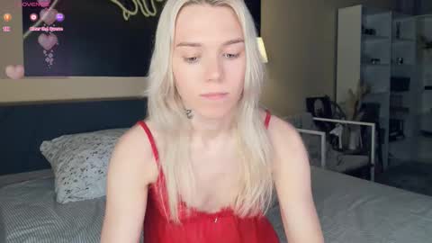 Snapshot of myviolet_rush chatting on 12-14-25, 07:40 Olivia or just olive online show from 12-14-25, 07:40