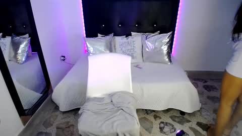 naahia__clark online show from 12-19-24, 04:56