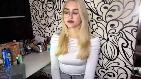 Snapshot of nadiaknake chatting on 02-04-26, 12:44 Katrin online show from 02-04-26, 12:44