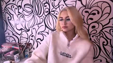 Snapshot of nadiaknake chatting on 02-08-26, 08:45 Katrin online show from 02-08-26, 08:45