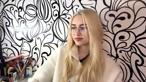 Snapshot of nadiaknake chatting on 02-10-26, 07:51 Katrin online show from 02-10-26, 07:51