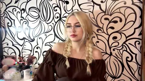 Snapshot of nadiaknake chatting on 02-22-26, 07:01 Katrin online show from 02-22-26, 07:01