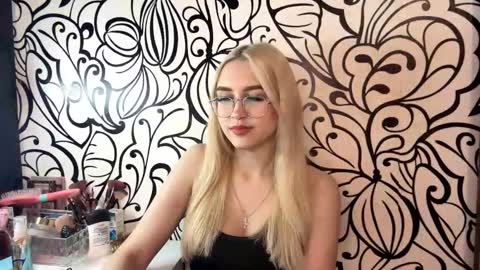 Snapshot of nadiaknake chatting on 02-24-26, 01:20 Katrin online show from 02-24-26, 01:20