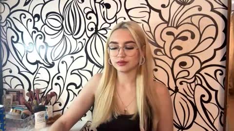 Snapshot of nadiaknake chatting on 02-25-26, 10:25 Katrin online show from 02-25-26, 10:25