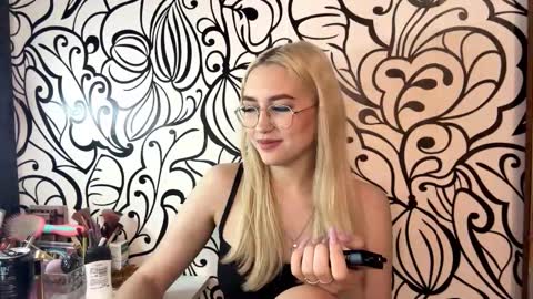 Snapshot of nadiaknake chatting on 02-28-26, 11:11 Katrin online show from 02-28-26, 11:11