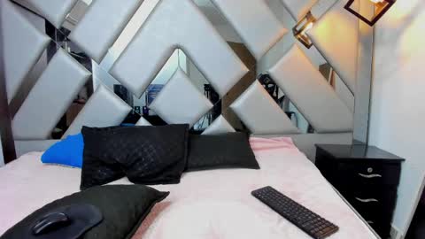 Nahomi  online show from 04-21-26, 08:12