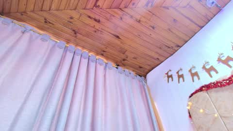 Snapshot of naia_x chatting on 12-17-25, 08:15 Naia x online show from 12-17-25, 08:15