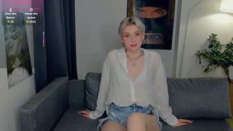Snapshot of nakishacroshaw chatting on 10-17-25, 10:51 Kate online show from 10-17-25, 10:51