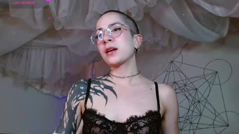 Snapshot of nanaxnana chatting on 02-19-25, 09:39 Alma Maria online show from 02-19-25, 09:39