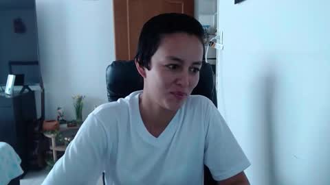 Snapshot of naomi_l0ve chatting on 10-23-25, 05:12 Lucy online show from 10-23-25, 05:12