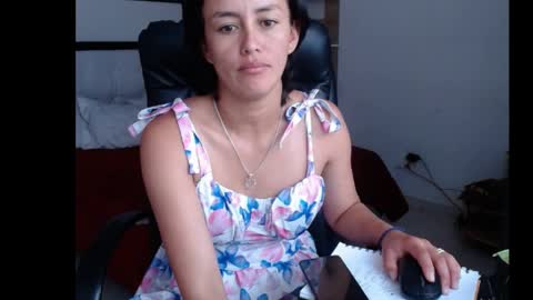 Snapshot of naomi_l0ve chatting on 04-06-26, 04:08 Lucy online show from 04-06-26, 04:08