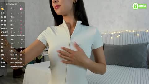 Snapshot of naomi_tara chatting on 09-19-25, 02:40 Naomi online show from 09-19-25, 02:40