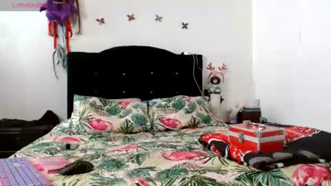 Snapshot of naomi_unu chatting on 06-19-26, 04:11 Naomi online show from 06-19-26, 04:11