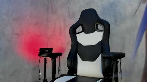 Snapshot of naomibrinks1 chatting on 05-20-26, 05:13 Heidy online show from 05-20-26, 05:13