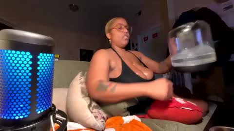 Naomigiirl6 online show from 02-23-25, 09:44
