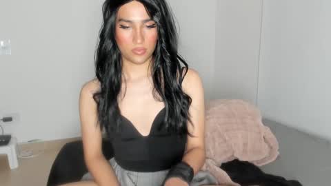 Snapshot of naomimoore chatting on 01-14-25, 05:19 Naomi Moore online show from 01-14-25, 05:19