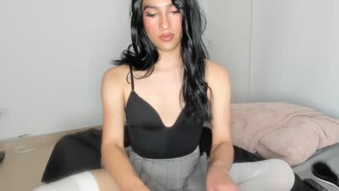 Snapshot of naomimoore chatting on 02-06-25, 02:11 Naomi Moore online show from 02-06-25, 02:11