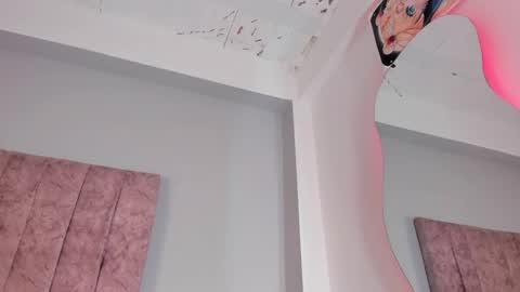 Snapshot of naomisanz_ chatting on 09-25-25, 10:35 Laura online show from 09-25-25, 10:35