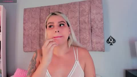 Snapshot of naomisanz_ chatting on 10-17-25, 05:15 Laura online show from 10-17-25, 05:15