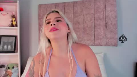 Snapshot of naomisanz_ chatting on 10-25-25, 10:37 Laura online show from 10-25-25, 10:37