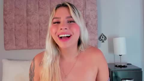 Snapshot of naomisanz_ chatting on 11-25-25, 04:40 Laura online show from 11-25-25, 04:40