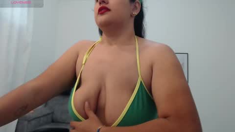 Snapshot of natalia_curvy1 chatting on 10-28-25, 06:43 Nathalia online show from 10-28-25, 06:43