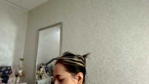 Snapshot of natalia_peach chatting on 01-06-25, 05:08 Wild influence online show from 01-06-25, 05:08
