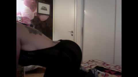 Snapshot of naturalbornsinfull chatting on 02-10-26, 03:32 naturalbornsinfull online show from 02-10-26, 03:32