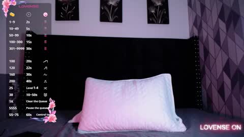 Gwen  online show from 03-06-25, 07:54