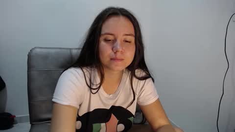 Snapshot of natyscoth chatting on 10-18-25, 03:31 online show from 10-18-25, 03:31