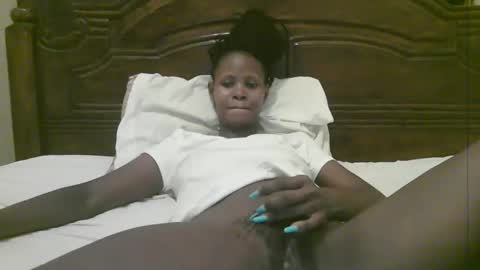 Snapshot of naughty_babe000 chatting on 12-20-25, 07:43 alisha online show from 12-20-25, 07:43