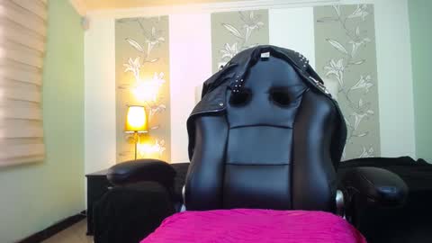 Snapshot of naughty_kittenm chatting on 01-04-25, 02:46 Kitten online show from 01-04-25, 02:46