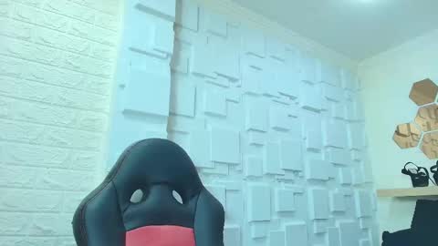 Kitten online show from 11-24-25, 11:32