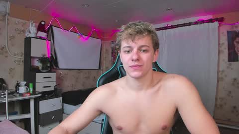 Snapshot of naughty_nik43 chatting on 12-21-24, 03:53 Nik online show from 12-21-24, 03:53