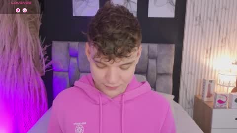 Snapshot of naughty_twink_ chatting on 10-12-25, 04:33 Noah online show from 10-12-25, 04:33