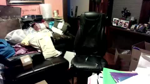 Snapshot of naughtybone chatting on 12-19-25, 07:37 naughtybone online show from 12-19-25, 07:37