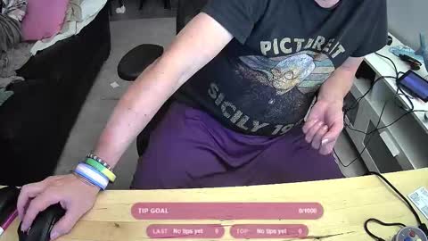 Snapshot of neonlightsrobot chatting on 09-16-25, 04:46 Neon online show from 09-16-25, 04:46