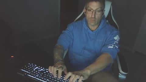Snapshot of newevo chatting on 11-27-25, 12:24 newevo online show from 11-27-25, 12:24