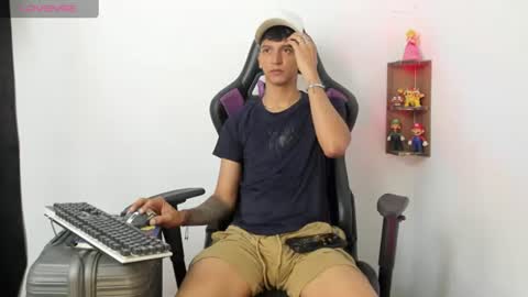 Snapshot of nick_greey chatting on 07-11-26, 08:33 Frank online show from 07-11-26, 08:33